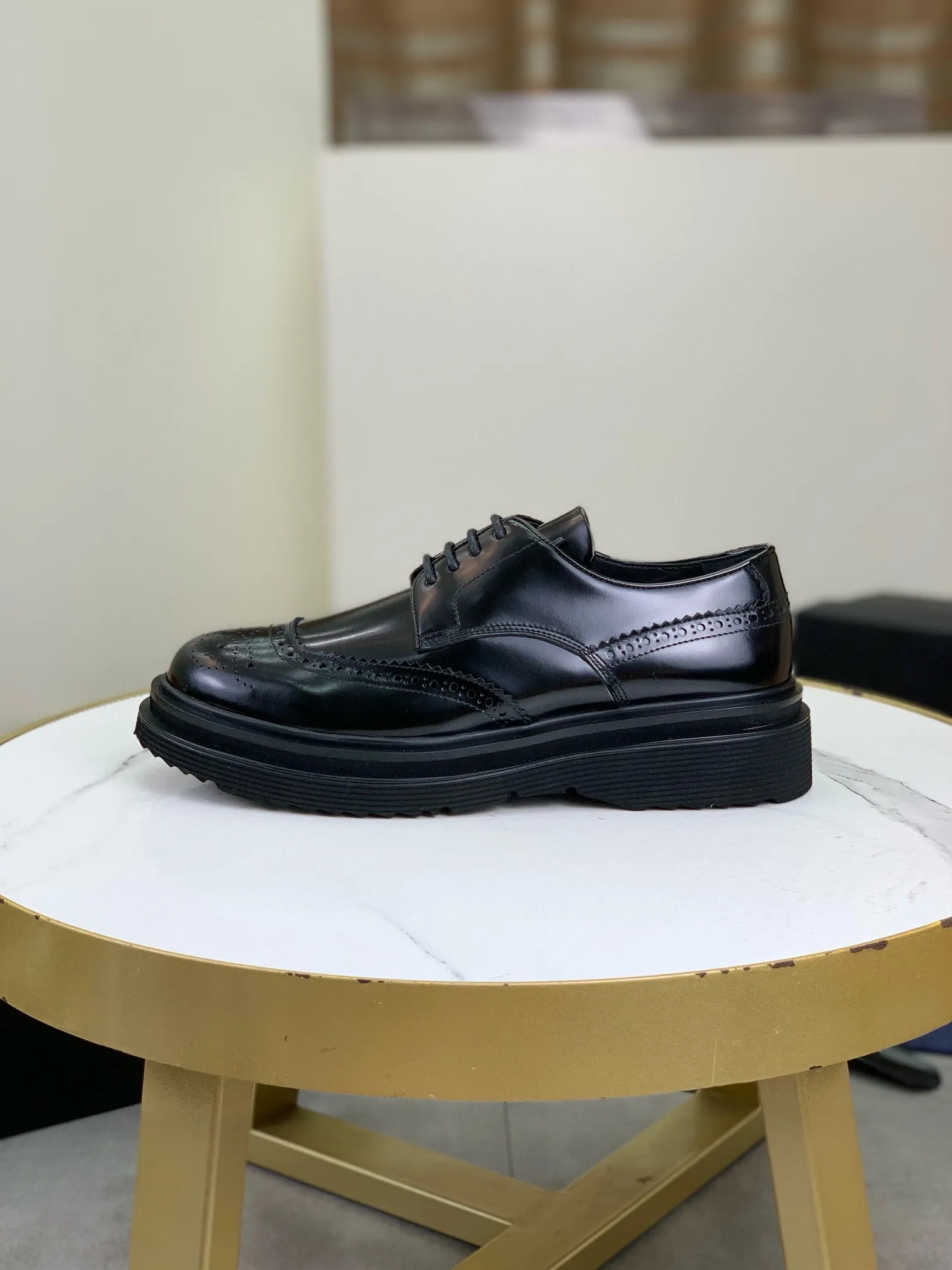 Factory price P880 💰Original quality, top version🔱 ＰＲＡＤＡPrada. Men's business casual leather shoes, top quality products. 1:1 shipment⬆️Luxurious and noble👞All imported original brand fabrics, just to create a more comfortable wearing experience. Upper: Original comfortable open edge bead-rubbed calf leather➕Top imported water-dyed full cow lining, original lightweight and comfortable TPU foam combination bottom✔️Code number: 39-44 (38.45 can be customized)